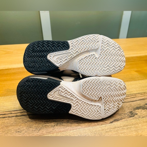 Nike Lebron James Witness Bball sneaker (youth) - Picture 11 of 15